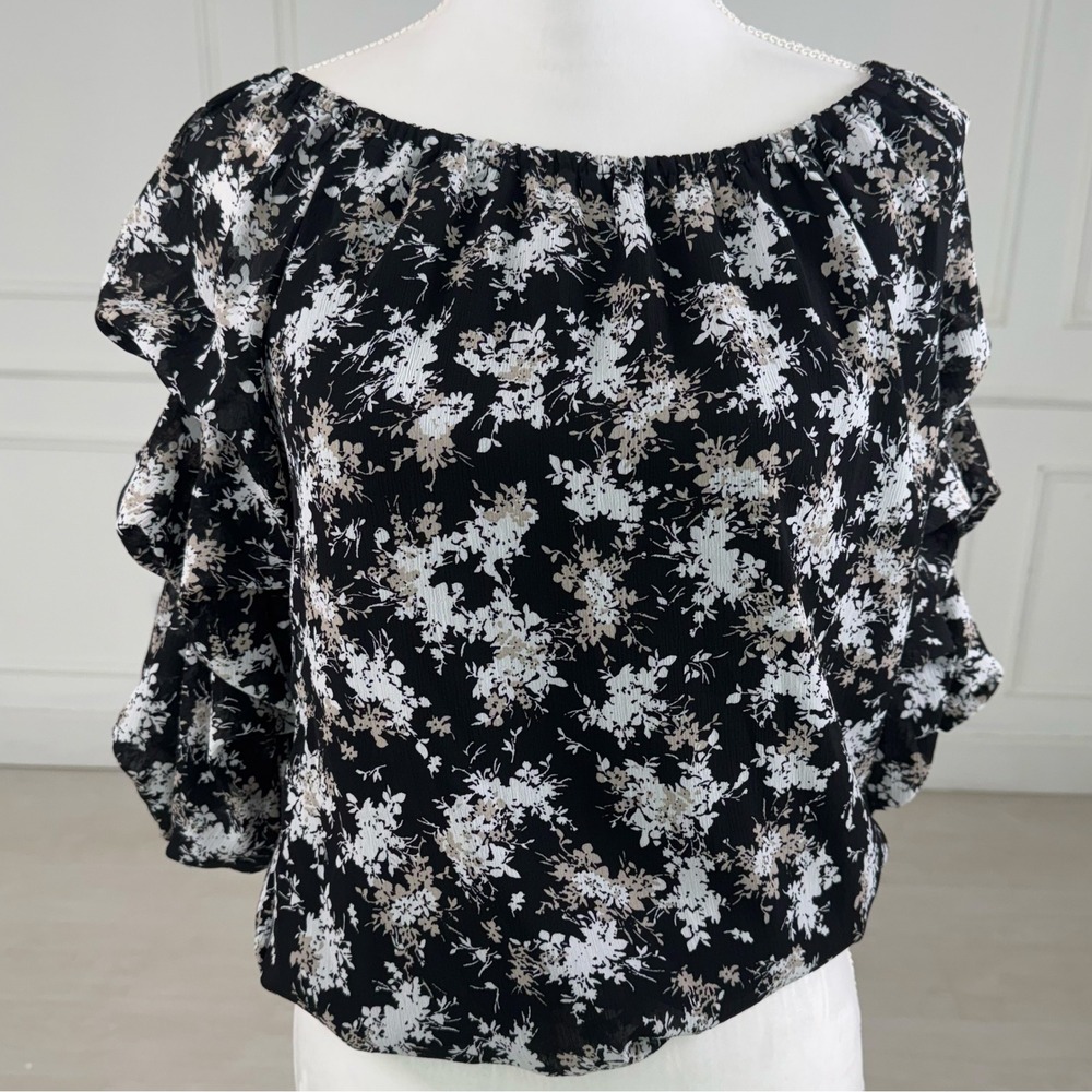 Vince Camuto Blouse Womens Small Black White Tan Floral Ruffle Tier Sleeve Flowy